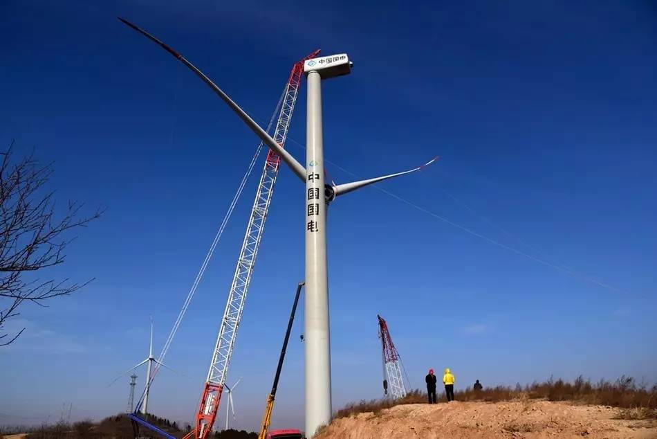在風(fēng)電場，風(fēng)力發(fā)電機組吊裝時有一個規(guī)定，頂段塔筒吊裝完后，當(dāng)天必須吊裝完機艙，原因是什么呢?下面為大家簡單分析一下。從流體的角度來分析，任何非流線型物體，在恒定流速下，都會在物體兩側(cè)交替地產(chǎn)生脫離結(jié)構(gòu)物表面的旋渦
