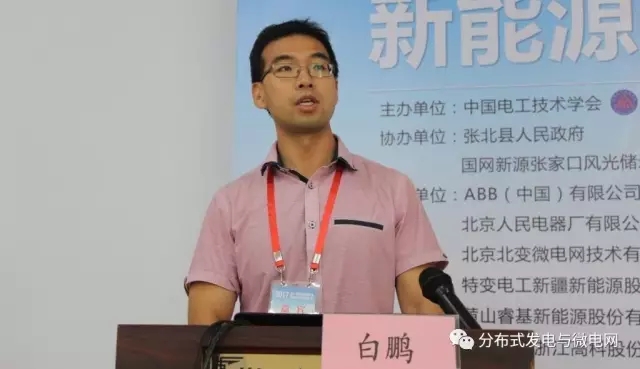 演講人系特變電工新疆新能源股份有限公司新能源研究院HVDC總監(jiān)（本文根據(jù)“2017第六屆新能源發(fā)電系統(tǒng)技術(shù)創(chuàng)新大會”演講PPT編輯而成）一、新能源使用帶來的挑戰(zhàn)（1）新能源利用上面臨的問題（2）智能電網(wǎng)1.優(yōu)化能源結(jié)構(gòu)，推動新能源的發(fā)展和利用，改進(jìn)能源輸送和使用的效率和可靠性。2.智能電網(wǎng)里的關(guān)鍵技術(shù)                     
                        二、柔性直流輸電的特點（1）什么是柔性直流輸電？（2）柔直的基本拓?fù)浣Y(jié)構(gòu)（3）直流輸電的特點