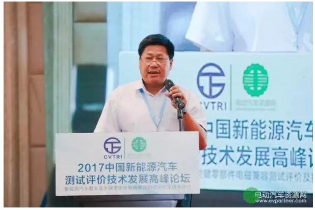 “對單體電池而言，電壓、容量、內(nèi)阻是核心，提高電池電極放電活性和降低電池內(nèi)阻是單體電池提高效能永恒的話題。”鄭州輕工業(yè)學(xué)院教授王力臻在2017中國新能源汽車測試評價(jià)技術(shù)發(fā)展高峰論壇上表示
