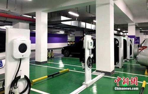 地下車庫安裝的群管理智充智能充電樁電動汽車行業(yè)在國家政策的扶植下，發(fā)展迅速，當(dāng)前作為節(jié)能減排的代表在推廣中還存在一些問題。最為顯著的問題在于電動汽車的充電配套設(shè)施還不完善