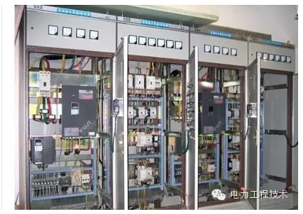 一、JP柜簡述JP型低壓配電無功補償綜合柜是一種本著安全、經(jīng)濟、合理、可靠的原則而設(shè)計的新型戶外配電無功補償綜合柜。適用于城網(wǎng)、農(nóng)網(wǎng)改造、工礦企業(yè)、路燈照明、住宅小區(qū)等交流50Hz、額定電壓380V的配電系統(tǒng)中，具有電能分配、控制、保護(hù)、無功補償、電能計量等多功能的新型戶外綜合配電箱