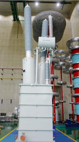 8月2日，在中國電科院、南網電科院、思源電氣等行業(yè)專家的共同見證下，特變電工衡陽變壓器有限公司（以下簡稱“衡變公司”）自主自主研制的世界首臺柔性直流輸電的耦合電抗器一次性通過所有試驗，各項技術性能指標均達國際領先水平。該耦合電抗器作為耦合型機械式高壓直流斷路器的關鍵設備，主要應用于柔性直流輸電項目中