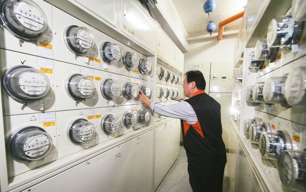 為增加電源調(diào)度彈性，政府加速推動(dòng)一般家庭安裝智能電表，民眾若將用電集中在電價(jià)較低的低峰時(shí)段，有機(jī)會(huì)減少電費(fèi)支出。歷經(jīng)臺(tái)灣8月15日大停電，針對(duì)臺(tái)灣供電狀況的檢討聲浪紛至沓來(lái)，政府更訂定2024年全臺(tái)300萬(wàn)戶裝設(shè)智能電表的目標(biāo)