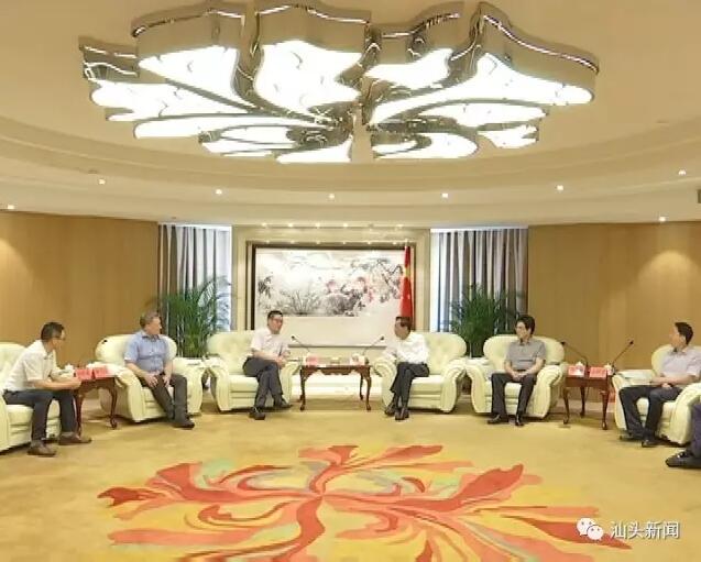 今天上午，市委書記陳良賢在汕頭迎賓館與上海電氣風(fēng)電集團(tuán)總裁金孝龍座談，雙方就海上風(fēng)電領(lǐng)域合作及相關(guān)產(chǎn)業(yè)落戶我市等事項(xiàng)進(jìn)行深入交流。座談中，陳良賢代表市委、市政府向上海電氣風(fēng)電集團(tuán)蒞汕考察表示歡迎