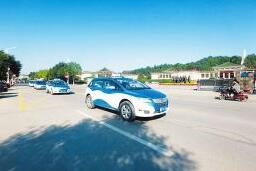 藍(lán)白色車身、SUV車型、寬敞潔凈空間……一輛輛時(shí)尚大氣的電動(dòng)出租車從八路軍太行紀(jì)念館門前駛過。從年初開始，武鄉(xiāng)縣投資2478.4萬元購置了80輛比亞迪E6純電動(dòng)出租車，截至8月31日已完成了對(duì)縣城原有出租車的一次性全部更新