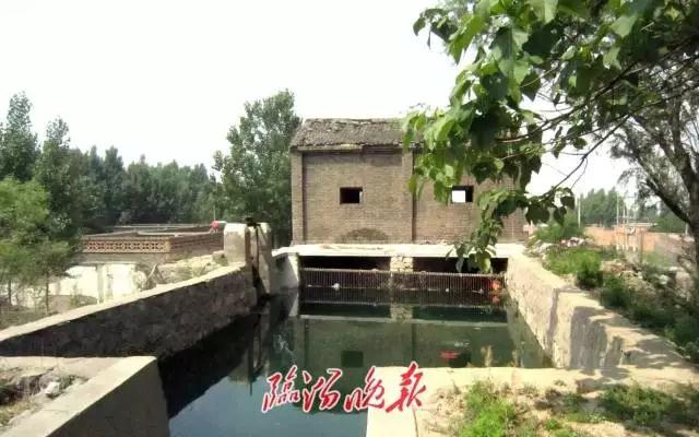 從上世紀(jì)六七十年代開始，我國各地農(nóng)村小水電站蓬勃發(fā)展，由鄉(xiāng)鎮(zhèn)、農(nóng)（林）場組織建設(shè)和管理，不僅解決了農(nóng)村的自身用電，還能幫助鄰近村鎮(zhèn)緩解用電緊張的矛盾。在我市的大山深處、河流湖泊旁曾建有許多小型水電站，1956年建成的洪洞縣明姜水電站，就是我國第一座農(nóng)村小水電站