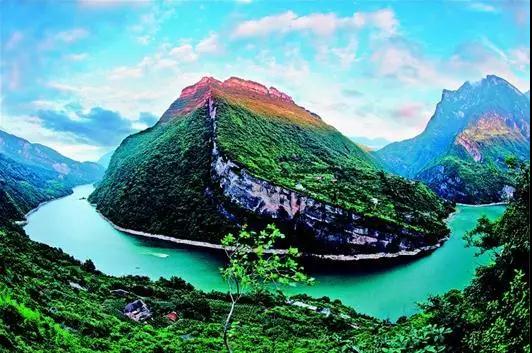 30年水電開發(fā)，不改清江流域優(yōu)良生態(tài)。(視界網(wǎng)王雙躍攝)編者按湖北清江在30年水電開發(fā)過程中，堅(jiān)持把生態(tài)保護(hù)放在首位，在開發(fā)中保護(hù)，在保護(hù)中開發(fā)，讓青山常在、綠水長流，創(chuàng)造了生態(tài)發(fā)展的良性循環(huán)模式，為長江大保護(hù)提供了可資借鑒的經(jīng)驗(yàn)