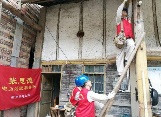 “感謝你們呀，不怕路滑，幫我們弄電。”“喲，快看快看，這么快燈就亮了