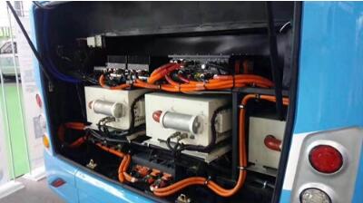 電池類電動(dòng)車因買車搖號(hào)受青睞，但續(xù)航里程不理想，很難成為傳統(tǒng)汽車100%的替代者。巨大的環(huán)保壓力下，現(xiàn)在很多國(guó)家都在抓緊推廣低排放或零排放的新能源汽車，其中氫燃料電池車的未來最被看好