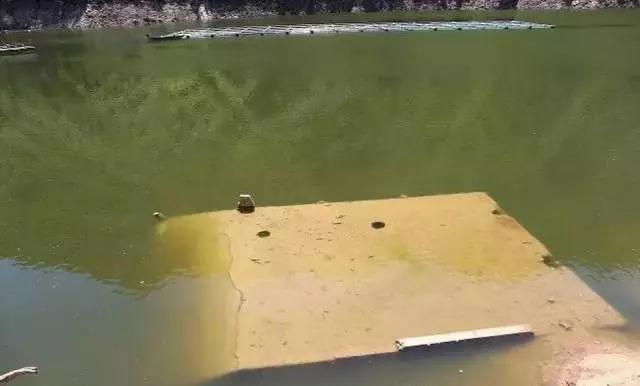 被水淹沒的村莊房屋崔永利拍攝在腰坪水電站現(xiàn)場，有一戶人家的房屋仍未拆除，依然埋沒在水下，水面已經(jīng)將房屋淹沒，但還是可以看到水面約數(shù)十厘米下的屋頂。對于水庫下面的這個外面能看得見的建筑物，當?shù)赜嘘P部門曾經(jīng)責成水庫將其炸毀，但是幾次爆破后，房屋仍然矗立不動