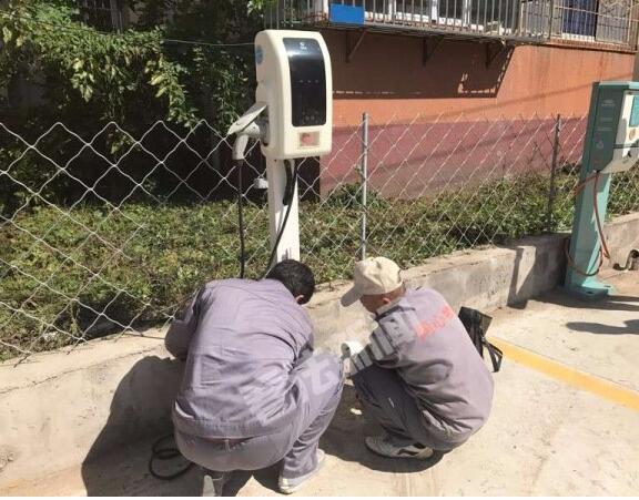 目前，北京已基本形成六環(huán)內(nèi)平均服務半徑5公里的公用充電網(wǎng)絡。然而，老舊小區(qū)由于管道線路老舊，停車難等問題，是目前充電樁的最難點