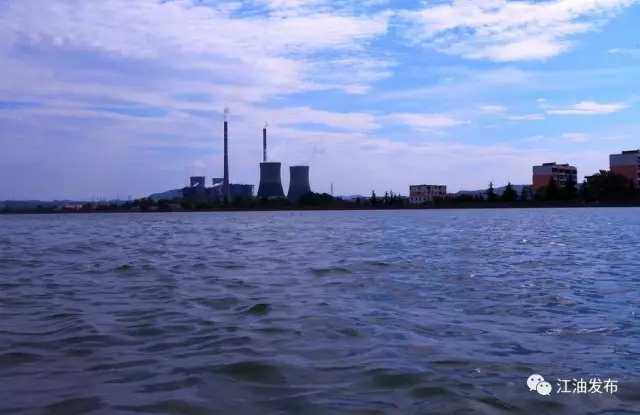 近日，一封群眾來信來電舉報：江油市城區(qū)江油發(fā)電廠數(shù)十年排放濃煙粉塵污染環(huán)境的案件，受到了中央環(huán)保督查組、省市的高度重視并交辦江油調(diào)查核實。事實果真如此嗎?群眾誤解在哪里?趕快隨小編一起來看看調(diào)查結(jié)果究竟如何呢?踐行生態(tài)環(huán)保使命群眾舉報的問題不屬實作為電力“國家隊”主力，先后有多位黨和國家領導人來廠視察的“江電”，與江油歷史經(jīng)濟文化發(fā)展相互交融，形成你中有我、我中有你的依存局面，其氣勢宏偉的廠房、高大粗壯的煙囪、體量巨大的涼水塔……