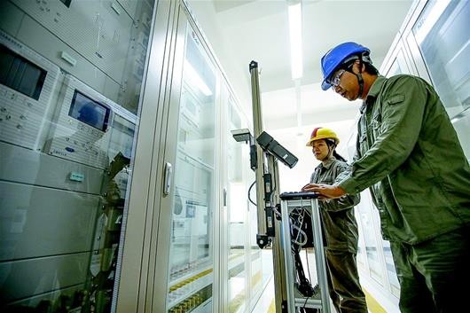 9月1日，一款用于變電站主控室巡檢的激光無軌智能機器人正在黃石供電公司220千伏青港湖變電站進行調(diào)試。據(jù)悉，該類型機器人為湖北省電力系統(tǒng)首次應用，能代替人工按規(guī)定路徑對變電站主控室所有設備運行工況進行自動檢查，并及時對異常情況進行報警，確保變電站安全運行