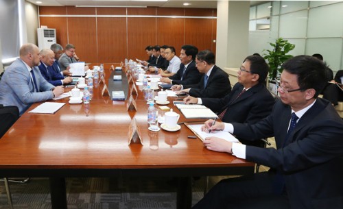 9月6日，中核集團副總經(jīng)理和自興在集團公司總部會見了哈薩克斯坦原子能工業(yè)公司副總經(jīng)理伊布拉耶夫。雙方就核能合作等事宜進行了交流，并就深化后續(xù)合作進行了探討