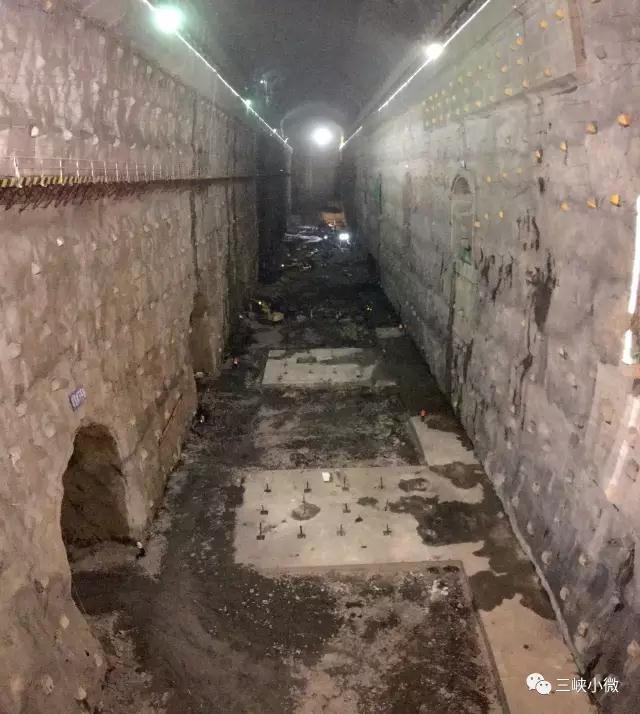 9月4日，白鶴灘水電站左岸地下廠房7號(hào)機(jī)組段啟動(dòng)降坡開(kāi)挖，標(biāo)志著左岸地下廠房機(jī)窩開(kāi)挖支護(hù)施工正式啟動(dòng)。白鶴灘水電站擁有著世界最大規(guī)模的地下洞室群，其中地下廠房長(zhǎng)438米，寬34米，高88.7米，最大水平埋深1050米，垂直埋深330米，廠房跨度居世界首位