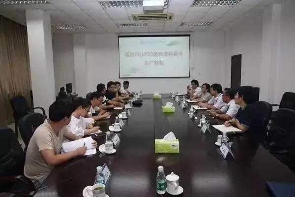 近日，福建福清核電有限公司對(duì)中核建中承制的福清核電換料燃料組件進(jìn)行了出廠驗(yàn)收。中核建中總會(huì)計(jì)師孫書(shū)民，總經(jīng)理助理?xiàng)钇婕跋嚓P(guān)部門(mén)人員參加了驗(yàn)收會(huì)議