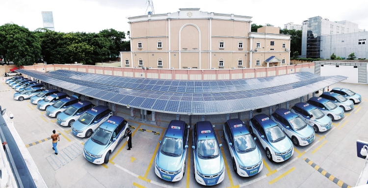 近日，南方電網公司在深圳建設的全國首個“變電站+充電站”站點——蓮花山充電站投運。據了解，以“變電站+充電站”模式開展充電基礎設施建設，能充分利用土地資源，深挖現有變電站土地及供電容量潛力，對于破解土地資源日益緊張的大都市建樁難、充電難是一個探索創(chuàng)新