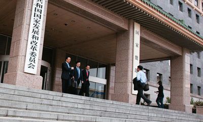 中國政府網(wǎng)24日消息，國務(wù)院決定取消和下放58項(xiàng)行政審批項(xiàng)目，取消67項(xiàng)職業(yè)資格許可和認(rèn)定事項(xiàng)，取消19項(xiàng)評(píng)比達(dá)標(biāo)表彰項(xiàng)目，將82項(xiàng)工商登記前置審批事項(xiàng)調(diào)整或明確為后置審批。能源領(lǐng)域再次成為行政審批改革的重中之重