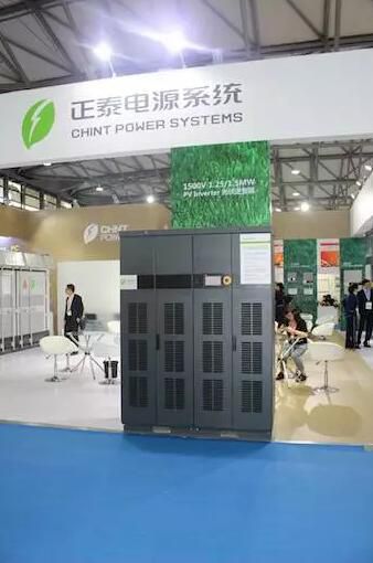 4月20日SNEC光伏展的第二天參展觀眾依然如第一天般絡(luò)繹不絕，在人山人海中，小編終于如約為大家收集了逆變器參展企業(yè)的相關(guān)產(chǎn)品，為大家?guī)砟孀兤鞯膶?shí)時(shí)信息，希望能為大家把握逆變器市場(chǎng)帶來一定的參考價(jià)值。通過參觀各逆變器企業(yè)的展臺(tái)以及與現(xiàn)場(chǎng)人員的交談，發(fā)現(xiàn)逆變器市場(chǎng)已經(jīng)快速轉(zhuǎn)移到了適用于分布式的小型組串式逆變器，容量以適用于居民分布式的5KW與適用于工商業(yè)屋頂分布式的33KW的逆變器最受大家關(guān)注