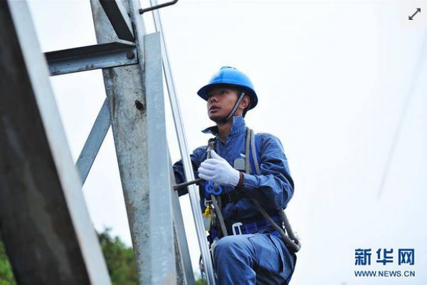 9月6日，南方電網(wǎng)工作人員在進(jìn)行滇西北至廣東±800千伏特高壓直流輸電工程貴州段驗(yàn)收工作。當(dāng)日，西電東送首條落點(diǎn)深圳的特高壓直流線路——滇西北至廣東±800千伏特高壓直流輸電工程貴州境內(nèi)第9標(biāo)段進(jìn)入驗(yàn)收階段
