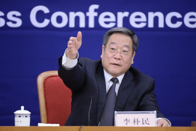 11月18日上午，國家發(fā)展改革委舉行例行新聞發(fā)布會(huì)，主題為"政府核準(zhǔn)的投資項(xiàng)目目錄(2014年本)"。國家發(fā)展改革委秘書長李樸民，外資司司長顧大偉、投資司副司長羅國三、產(chǎn)業(yè)司副巡視員李忠娟出席發(fā)布會(huì)，介紹了投資管理與改革工作，以及政府核準(zhǔn)的投資項(xiàng)目目錄(2014年本)有關(guān)情況，并就重大工程建設(shè)等問題，回答了與會(huì)記者的提問