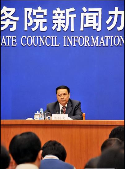 新世紀(jì)以來指導(dǎo)“三農(nóng)”工作的第９個(gè)中央一號(hào)文件１日發(fā)布中央一號(hào)文件題為《關(guān)于加快推進(jìn)農(nóng)業(yè)科技創(chuàng)新持續(xù)增強(qiáng)農(nóng)產(chǎn)品供給保障能力的若干意見》，全文約１０５００字，共分六個(gè)部分２３條，包括：加大投入強(qiáng)度和工作力度，持續(xù)推動(dòng)農(nóng)業(yè)穩(wěn)定發(fā)展；依靠科技創(chuàng)新驅(qū)動(dòng)，引領(lǐng)支撐現(xiàn)代農(nóng)業(yè)建設(shè)；提升農(nóng)業(yè)技術(shù)推廣能力，大力發(fā)展農(nóng)業(yè)社會(huì)化服務(wù)；加強(qiáng)教育科技培訓(xùn)，全面造就新型農(nóng)業(yè)農(nóng)村人才隊(duì)伍；改善設(shè)施裝備條件，不斷夯實(shí)農(nóng)業(yè)發(fā)展物質(zhì)基礎(chǔ)；提高市場(chǎng)流通效率，切實(shí)保障農(nóng)產(chǎn)品穩(wěn)定均衡供給。2月2日，國務(wù)院新聞辦公室舉行新聞