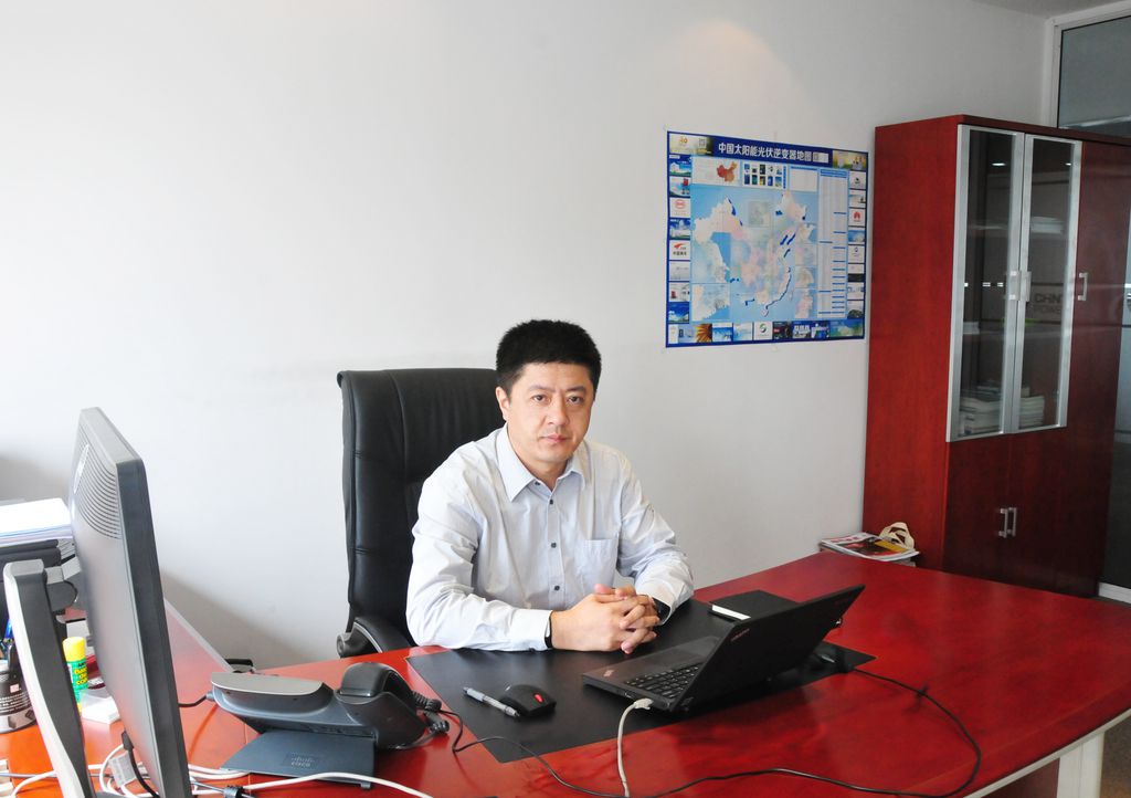 （記者 陳艷清）“不是我不明白，只是這世界變化太快”，用這句歌詞形容光伏逆變器市場(chǎng)再合適不過：從單瓦幾元的“黃金時(shí)代”到以“角”衡量的“微利時(shí)代”，從集中式逆變器“號(hào)令天下”到組串式、集散式、微型逆變器“百花齊放”。從價(jià)格到產(chǎn)品線，逆變器市場(chǎng)的變化速度不可謂不快