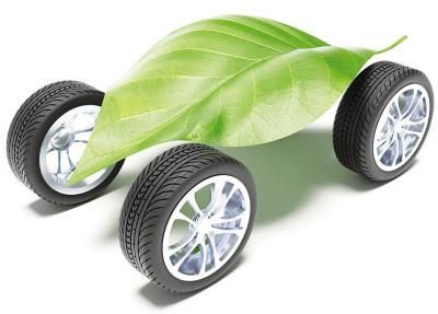 今年全年新能源汽車(chē)產(chǎn)銷(xiāo)預(yù)計(jì)將突破5萬(wàn)輛，是去年的3倍。今年上半年，比亞迪(51.35, -0.15,  -0.29%)新能源汽車(chē)銷(xiāo)量達(dá)6748輛，占我國(guó)新能源(19.88, -0.01,  -0.05%)汽車(chē)總銷(xiāo)量的41%，旗下的純電動(dòng)e6和混合動(dòng)力車(chē)型秦的銷(xiāo)量幾乎占據(jù)了我國(guó)新能源汽車(chē)市場(chǎng)的半壁江山