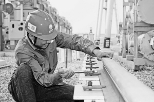 建設(shè)最好的變電站――山東電網(wǎng)500千伏嶧城變電站建設(shè)見(jiàn)聞　　　　500千伏嶧城變電站位于山東省棗莊市東南約31千米，本期安裝1組1000兆伏安主變，遠(yuǎn)景規(guī)劃4組；新建500千伏出線4回、遠(yuǎn)景規(guī)劃8回，220千伏出線8回、遠(yuǎn)景規(guī)劃16回；無(wú)功補(bǔ)償安裝低壓電容器3×60兆乏、遠(yuǎn)景規(guī)劃12組，低壓電抗器3×60兆乏、遠(yuǎn)景規(guī)劃8組。嶧城變電站的建成投運(yùn)，將有效改善棗莊地區(qū)電網(wǎng)結(jié)構(gòu)，提高供電可靠性