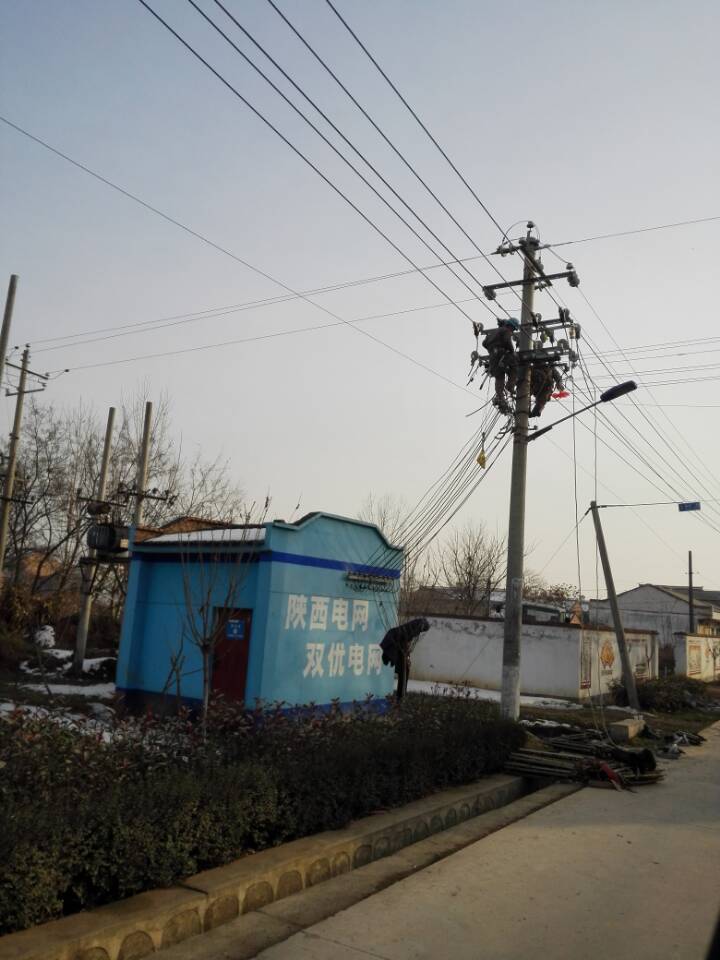                  本網(wǎng)訊（通訊員 雪建國(guó)）“現(xiàn)在國(guó)家對(duì)電力線路網(wǎng)改的投資力度真大，今年冬季對(duì)咱村上的低壓線路進(jìn)行改造，桿上電線變成絕緣導(dǎo)線了，這幾天電壓高了，燈泡比以前亮多了，電磁爐做飯時(shí)間快了……”“就是啊，電壓高了，電桿也高了，70年代時(shí)咱村上一個(gè)變壓器，電桿是方電桿，導(dǎo)線是16裸鋁線，那時(shí)用電器只有燈泡，還沒(méi)有電暖器、電餅鐺、電磁爐等電器…”這是在鳳翔縣彪角鎮(zhèn)南務(wù)村老年活動(dòng)室里一群老人在議論近日在南務(wù)村實(shí)施的電網(wǎng)改造項(xiàng)目。據(jù)悉、根據(jù)鳳翔供電分公司2017年電網(wǎng)建設(shè)與改造計(jì)劃對(duì)彪角鎮(zhèn)供