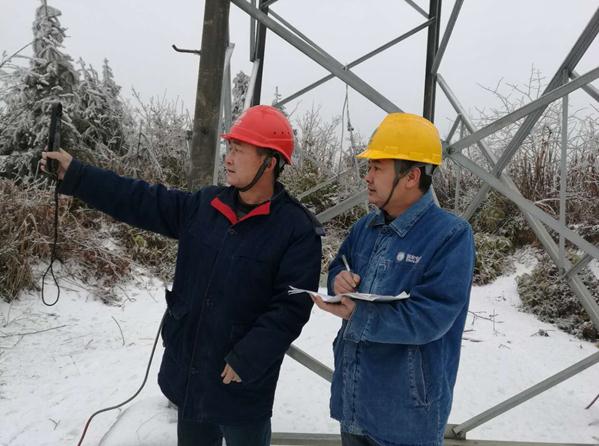 　　冬夜，深山里一片漆黑，氣溫下降至-5℃。沒有路，只有前車走過的深深轍印和黃泥在車燈下清晰可見，沿著這些轍印，益陽供電公司輸電運檢室和變電運維室防凍融冰24名隊員們在碎石中顛簸，向220kV民洢線哨所挺進