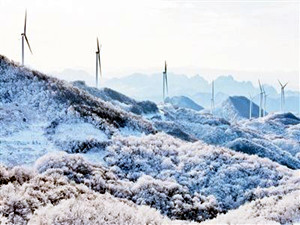 
                
	
                    
	近日，湖北省保康縣后坪鎮(zhèn)黃連山風(fēng)力發(fā)電場24臺風(fēng)力發(fā)電機(jī)組正式投入運(yùn)營。據(jù)悉，該風(fēng)力發(fā)電場年上網(wǎng)電量達(dá)8280萬千瓦時(shí)，投運(yùn)后，每年可節(jié)約標(biāo)煤35萬噸，減少排放煙塵6000噸、二氧化碳150萬噸、二氧化硫5000噸