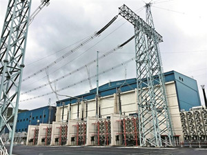 
                
	
                    
	近日消息，隨著用電需求日益增長以及“西電東送”的國家能源政策實(shí)施，南方電網(wǎng)公司負(fù)責(zé)建設(shè)的滇西北特高壓直流工程雙極低端閥組成功投入運(yùn)行，世界上占地面積最小的換流站——東方換流站也在寶安區(qū)建成。

	

	據(jù)悉，滇西北特高壓直流工程西起云南省大理州劍川縣，跨越云南、貴州、廣西、廣東四省區(qū)，東至廣東省深圳市寶安區(qū)