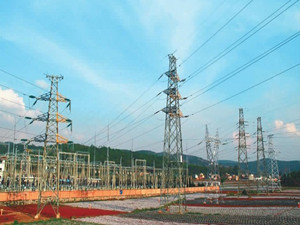 
                
	
                    
	2017年，廣東省河源市完成電網(wǎng)建設(shè)投資達(dá)13.7億元，超額完成全年投資計(jì)劃。 其中主網(wǎng)共建成投運(yùn)35千伏及以上電網(wǎng)工程項(xiàng)目15項(xiàng)，新增35千伏及以上變電容量75.2萬(wàn)千伏安，輸電線路284.77千米；建成投運(yùn)配網(wǎng)項(xiàng)目694項(xiàng)，新增10千伏線路515千米，400伏線路2491千米，新建及更換配變369臺(tái)，容量為9.5萬(wàn)千伏安