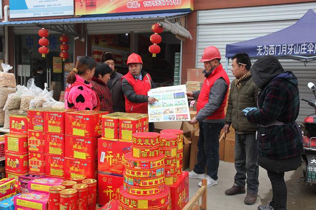 　　 “過年不要在電力線路下放便炮”、“放便炮要遠(yuǎn)離高壓線”、“春節(jié)要注意安全用電”……2月9日，安徽省蕪湖市無為供電公司黨員服務(wù)隊(duì)來到陡溝鎮(zhèn)街頭，向廣大用戶宣傳《電力設(shè)施保護(hù)條例》和安全用電知識。受到廣大用戶的歡迎和好評