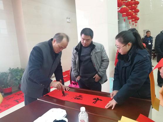 　　新年鐘聲即將敲響，2月9日上午，將樂供電公司辦公樓一層大廳內(nèi)洋溢著濃濃的節(jié)日氛圍。將樂縣書法家協(xié)會楊浴濤、莊文杰等5位書法家為廣大員工書寫對聯(lián)，送上春節(jié)溫馨的祝福