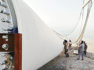 
                
	
                    
	日前，由中國能建西北電建承建的內(nèi)蒙古達(dá)茂旗航天日澤風(fēng)電供熱項目首臺風(fēng)電機組成功并網(wǎng)發(fā)電。

	

	據(jù)悉，該風(fēng)電供熱項目總裝機59兆瓦，設(shè)計安裝25臺風(fēng)電機組