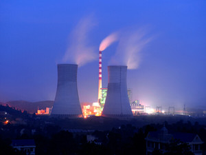 
                
	
                    
	近日，從安徽省能源局獲悉，安徽組織關(guān)停了國電宿州熱電4號機組和華電六安1、2號機組，合計裝機容量40.75萬千瓦，全面完成了2017年國家下達(dá)的煤電行業(yè)淘汰落后產(chǎn)能目標(biāo)任務(wù)。

	

	淘汰落后煤電機組是電力行業(yè)加快轉(zhuǎn)變發(fā)展方式、推進節(jié)能減排、優(yōu)化電源結(jié)構(gòu)的主要舉措