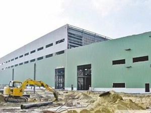 
                
	
                    
	近日，落戶于秀嶼臨港產(chǎn)業(yè)園的上海電氣福建海上風(fēng)電制造基地建設(shè)項(xiàng)目現(xiàn)場(chǎng)，一派熱火朝天的繁忙施工場(chǎng)景。為確保項(xiàng)目能在3月1日正式建成投產(chǎn)，實(shí)現(xiàn)首季開門紅，項(xiàng)目工作人員正在加班加點(diǎn)全速推進(jìn)