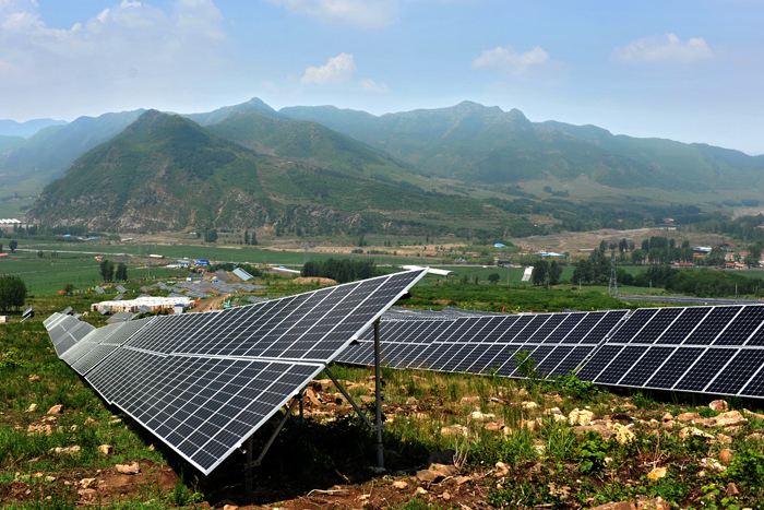 
                
	
                    
	遼陽縣寒嶺鎮(zhèn)光伏小鎮(zhèn)項目自去年6月成功與國家電網(wǎng)并網(wǎng)以來，各項設(shè)備運轉(zhuǎn)正常。占地面積93.3公頃、投資2.4億元的寒嶺鎮(zhèn)光伏電站項目進展順利，將利用光伏發(fā)電整體項目，逐步以“光伏+扶貧”“光伏+旅游”“光伏+農(nóng)業(yè)”等方式，推動當(dāng)?shù)胤鲐毠ぷ鳌⒙糜伟l(fā)展和特色農(nóng)業(yè)等整體發(fā)展