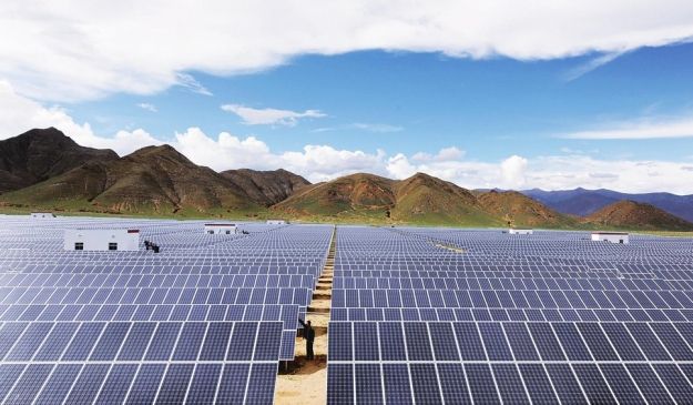 
                
	
                    
	 截至目前，海南藏族自治州已基本形成了以水電、光伏為支柱的產(chǎn)業(yè)集群。全州光伏和風(fēng)能總裝機容量達6142.5兆瓦