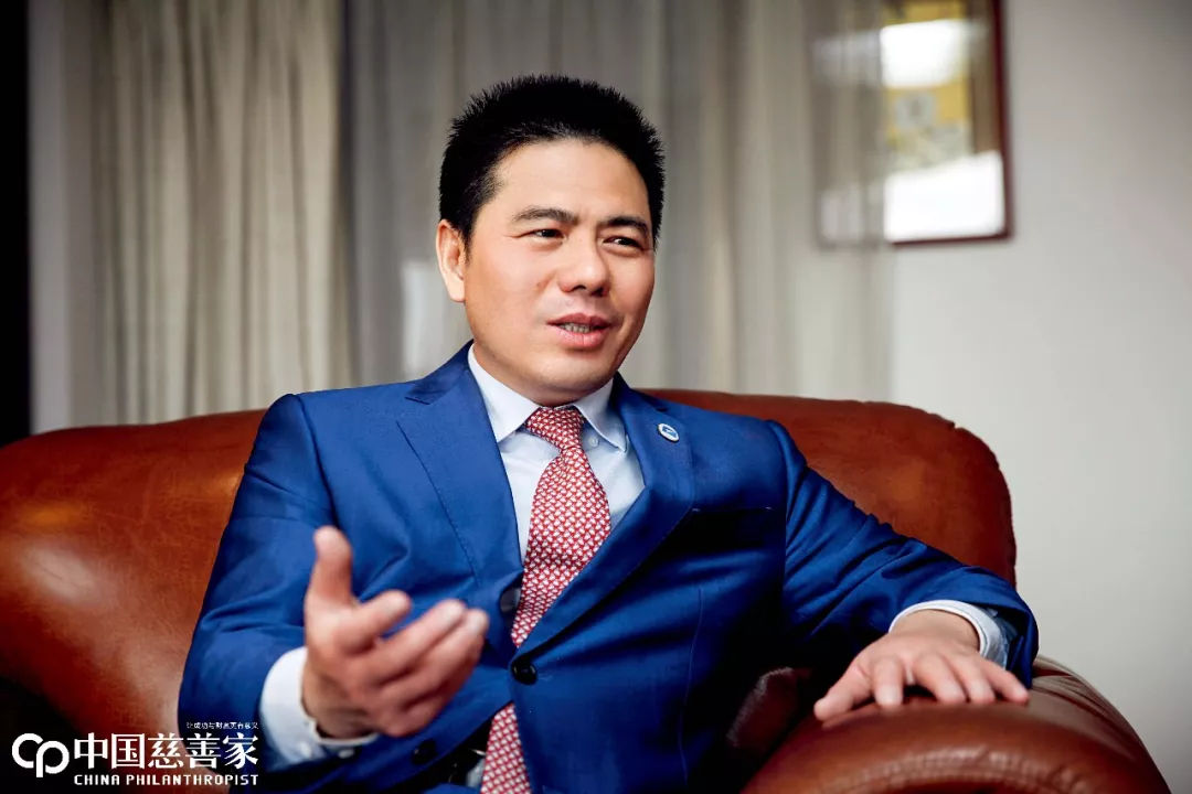 
                
	
                    
	蔣錫培看上去像個厚道的農(nóng)民兄弟，三十幾年前的氣質(zhì)，仍有相當(dāng)部分存留在這個如今的電纜產(chǎn)業(yè)巨頭身上。與這氣質(zhì)一塊兒留下的，是被他稱為兄弟姐妹的身障人士