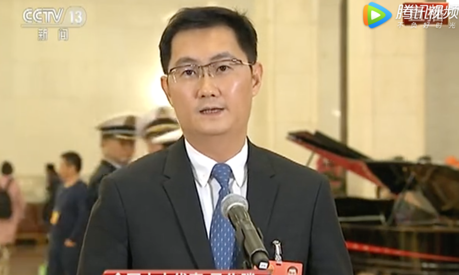 
                
	
                    
	在3月5日上午的十三屆全國人大一次會議首場“代表通道”集中采訪活動中，全國人大代表、騰訊公司董事會主席兼首席執(zhí)行官馬化騰透露，春節(jié)期間，微信全球月活躍用戶突破10億。

	

	馬化騰稱，全球十大互聯(lián)網(wǎng)企業(yè)里，中國企業(yè)已經(jīng)占到4名