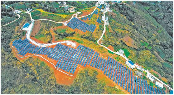 　　11月14日，湖北神農架林區(qū)落羊河村的光伏電站在陽光下熠熠生輝，準備前往山間勞作的人們途經這個電站，都要忍不住多看幾眼，它寄托著村民們對美好生活的向往?！　　案兄x黨中央的精準扶貧好政策，感謝國家電網(wǎng)公司，捐給我們村的這個電站就在家門口，現(xiàn)在每天一出太陽，我們就很高興