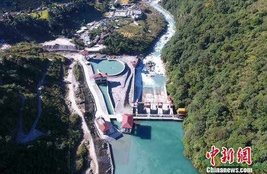 記者26日獲悉，中資企業(yè)尼泊爾上馬相迪項(xiàng)目公司近日獲尼泊爾國家電力局表彰。
尼泊爾國家電力局在表彰函中表示，尼泊爾上馬相迪項(xiàng)目公司所屬的上馬相迪A水電站為整個(gè)國家的電力系統(tǒng)做出巨大貢獻(xiàn)