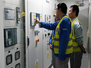 
                
	
                    
	在距離約旦首都安曼約35公里處的扎爾卡市坐落著中國山東電力建設(shè)第三工程公司承建的約旦薩姆拉四期擴(kuò)建聯(lián)合循環(huán)電站項(xiàng)目。3月4日，在約旦扎爾卡市，工作人員在電站內(nèi)工作