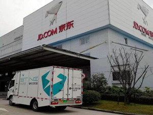 
                
	
                    
	3月5日上午，在京東位于上海最大的物流中心“京東亞洲一號(hào)基地”，上海新瑞生態(tài)卡車科技有限公司將2臺(tái)“東風(fēng)”牌氫燃料電池物流車交付給京東物流。

	

	據(jù)悉，京東物流一直有想法推動(dòng)綠色物流，降低環(huán)境污染，大力推動(dòng)新能源物流車的應(yīng)用，此次試用的這批氫燃料電池物流車，將使用氫氣作為燃料電池的發(fā)電能源，真正做到了無污染，同時(shí)該批車輛帶有智慧終端，載重可達(dá)3.5噸，一次加氫行駛里程超