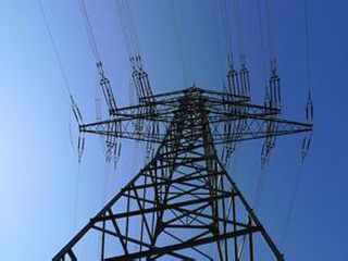
                
	
                    
	建水供電有限公司為貫徹國家電力體制改革文件精神，在“管住中間、放開兩頭”總體工作的基礎(chǔ)上，鼓勵(lì)電力用戶積極參與市場化交易，有效降低企業(yè)和社會用電成本。

	

	2017年，該公司主動對供電營業(yè)區(qū)內(nèi)的客戶上門走訪，及時(shí)向客戶宣傳解釋市場化交易政策，主動了解客戶訴求，積極引導(dǎo)客戶參加市場化交易，并組織開展了“2017年電力市場交易宣貫會”