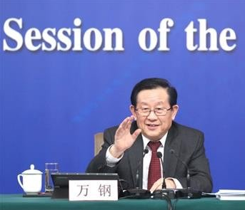 
                
	
                    
	3月10日，科技部部長(zhǎng)萬(wàn)鋼在十三屆全國(guó)人大一次會(huì)議記者會(huì)上回答有關(guān)新能源汽車(chē)問(wèn)題時(shí)介紹，截至2017年，我國(guó)電動(dòng)汽車(chē)、新能源汽車(chē)銷(xiāo)售量已達(dá)到77萬(wàn)輛，保有量超過(guò)160萬(wàn)輛，占世界的一半。

	

	萬(wàn)鋼表示，發(fā)展電動(dòng)汽車(chē)可以?xún)?yōu)化能源消耗結(jié)構(gòu)，減少石油依存度；還可減少大氣污染，特別減少城市中的大氣污染；此外，以電動(dòng)汽車(chē)作為載體，對(duì)于自動(dòng)駕駛、人工智能技術(shù)的應(yīng)用將采用共享模式，有特大的潛力來(lái)幫助緩解交通擁堵