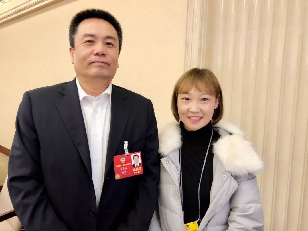 圖為曹志安接受《中國(guó)能源報(bào)》記者董欣采訪。 　　3月6日，在北京會(huì)議中心經(jīng)濟(jì)組會(huì)場(chǎng)，全國(guó)政協(xié)委員、南方電網(wǎng)公司總經(jīng)理曹志安接受了《中國(guó)能源報(bào)》記者采訪